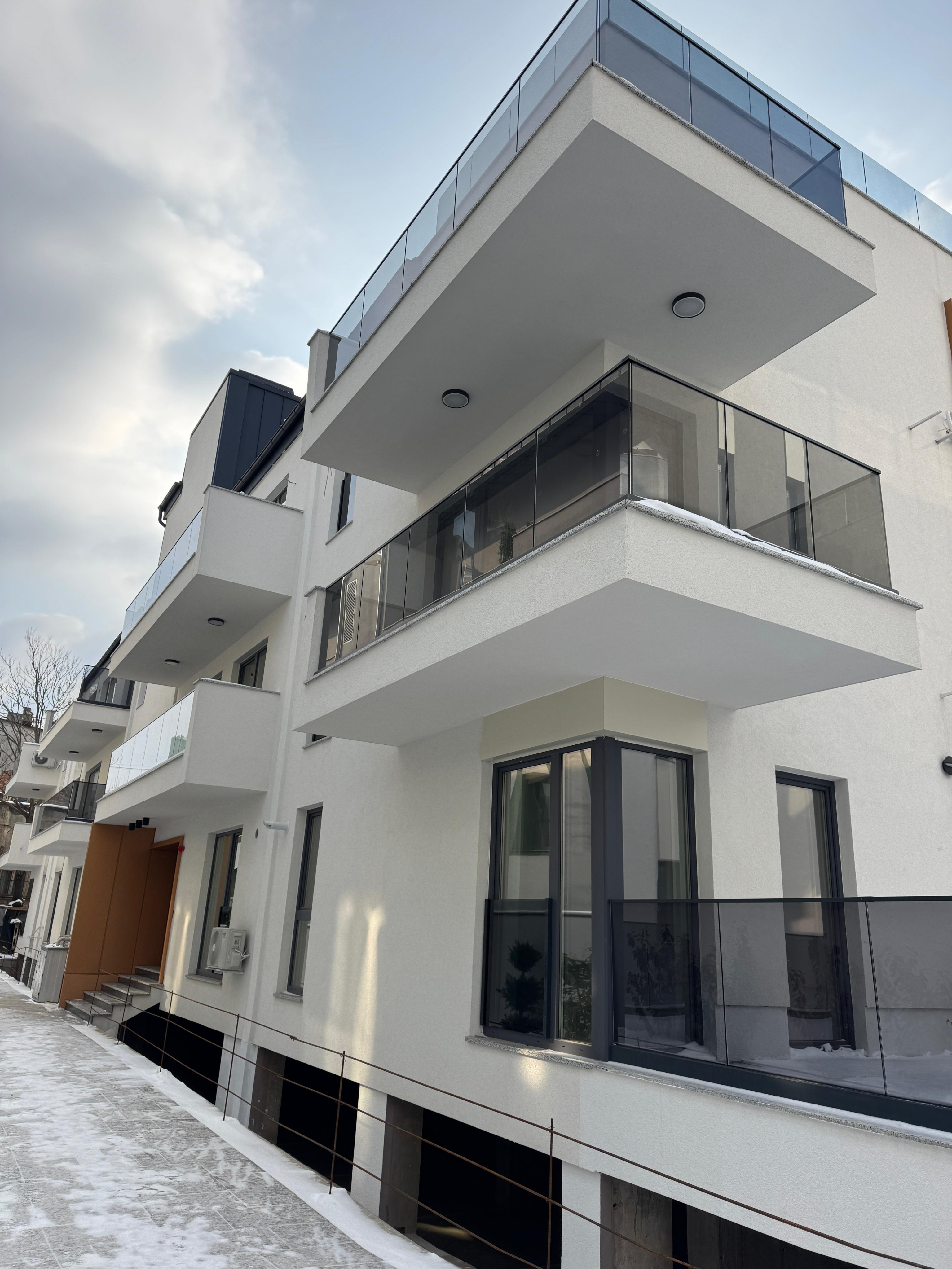 Detaliu arhitectural al balcoanelor clădirii